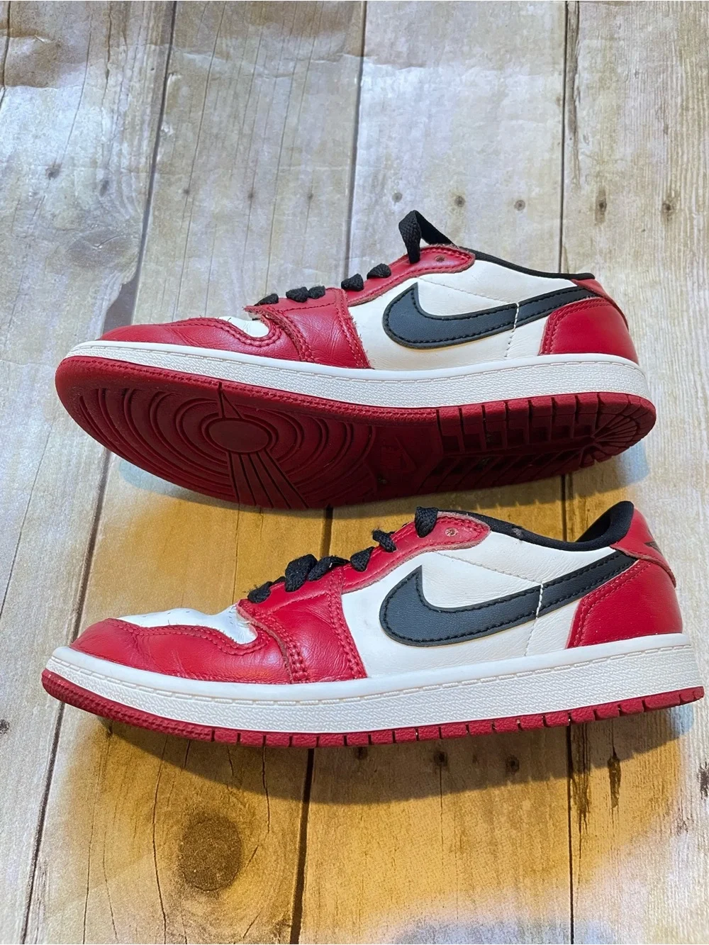 Nike Air Jordan 1 Low Chicago Sneakers in Red, White & Black boys size 2.5Y